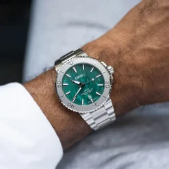 Oris ure Oris Aquis Date Bracenet 43,5mm 733 7730 4137MB | Herreure Med Lænke | Herreure I Stål