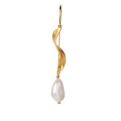 STINE A Jewelry Long Twisted with Pearl ørering 1271-02 | Øreringe | Forgyldte Sølvsmykker