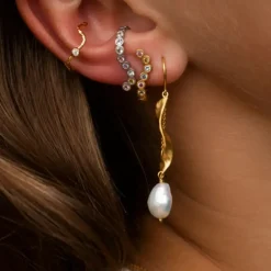 STINE A Jewelry Long Twisted with Pearl ørering 1271-02 | Øreringe | Forgyldte Sølvsmykker