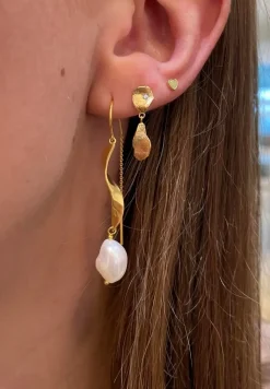 STINE A Jewelry Long Twisted with Pearl ørering 1271-02 | Øreringe | Forgyldte Sølvsmykker